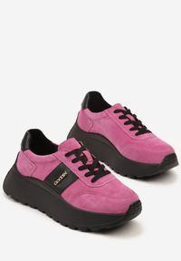Renee - Różowo-Czarne Sneakersy na Platformie z Naturalnego Zamszu z Geometrycznym Wzorem i Napisem Latalissa. Okazja: na co dzień. Kolor: różowy. Materiał: zamsz. Wzór: geometria, napisy. Obcas: na platformie #4