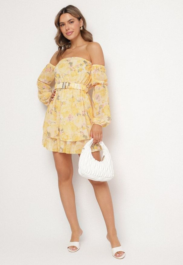 Born2be - Żółta Wiskozowa Sukienka Hiszpanka z Falbanami i Paskiem w Kwiaty Virmoi. Okazja: na co dzień, na spacer. Typ kołnierza: dekolt hiszpanka. Kolor: żółty. Materiał: wiskoza. Wzór: kwiaty. Typ sukienki: proste. Styl: casual