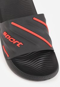 Born2be - Czarne Klapki Basenowe na Grubej Podeszwie z Tłoczonymi Paskami i Napisem Menimisia. Okazja: na co dzień. Kolor: czarny. Wzór: napisy. Sezon: lato. Styl: wakacyjny, casual, klasyczny, sportowy #2