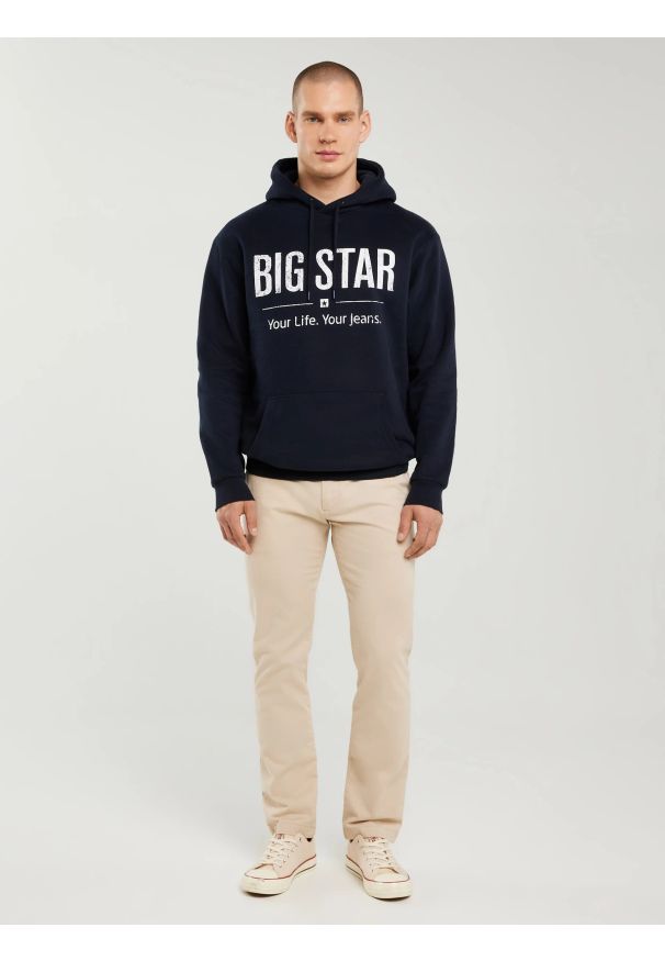 Big-Star - Bluza męska z kapturem z logo BIG STAR granatowa Ashlyno 403. Typ kołnierza: kaptur. Kolor: niebieski. Materiał: dzianina. Wzór: aplikacja, nadruk