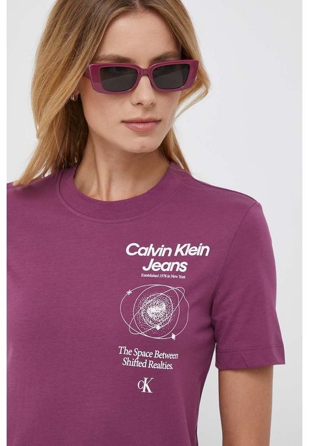 Calvin Klein Jeans t-shirt bawełniany kolor fioletowy. Kolor: fioletowy. Materiał: bawełna. Długość rękawa: krótki rękaw. Długość: krótkie. Wzór: nadruk. Styl: klasyczny