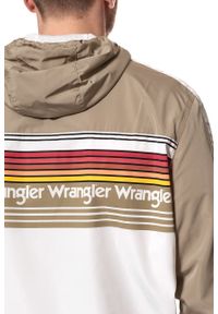 Wrangler - KURTKA WRANGLER POPOVER JACKET CORNSTALK W4768V94K. Kolor: biały. Wzór: nadruk. Styl: vintage #5