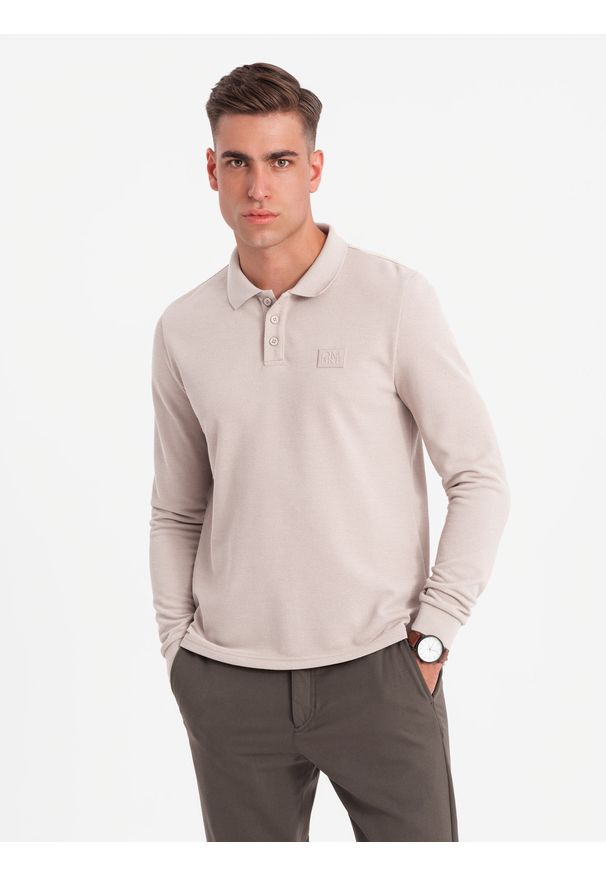 Ombre Clothing - Strukturalny longsleeve polo męski z naszywką – popielaty V3. Okazja: na co dzień. Typ kołnierza: polo. Kolor: szary. Materiał: wiskoza, dzianina, poliester, materiał, bawełna, włókno. Długość rękawa: długi rękaw. Wzór: aplikacja. Styl: sportowy, casual, elegancki