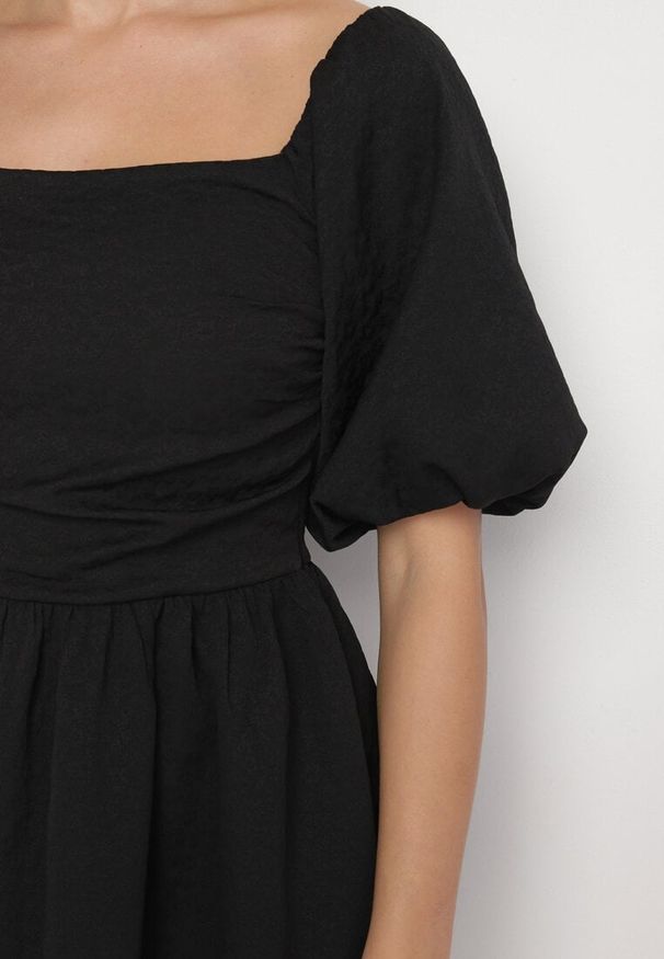 Born2be - Czarna Sukienka Rozkloszowana z Bufiastymi Rękawami i Kwadratowym Dekoltem Galzemis. Okazja: na co dzień. Typ kołnierza: dekolt kwadratowy. Kolor: czarny. Styl: klasyczny, casual, elegancki