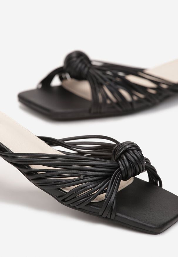 Renee - Czarne Klapki na Niskim Obcasie z Przeplatanymi Paskami i Otwartym Noskiem Riverle. Nosek buta: otwarty. Kolor: czarny. Obcas: na obcasie. Wysokość obcasa: niski