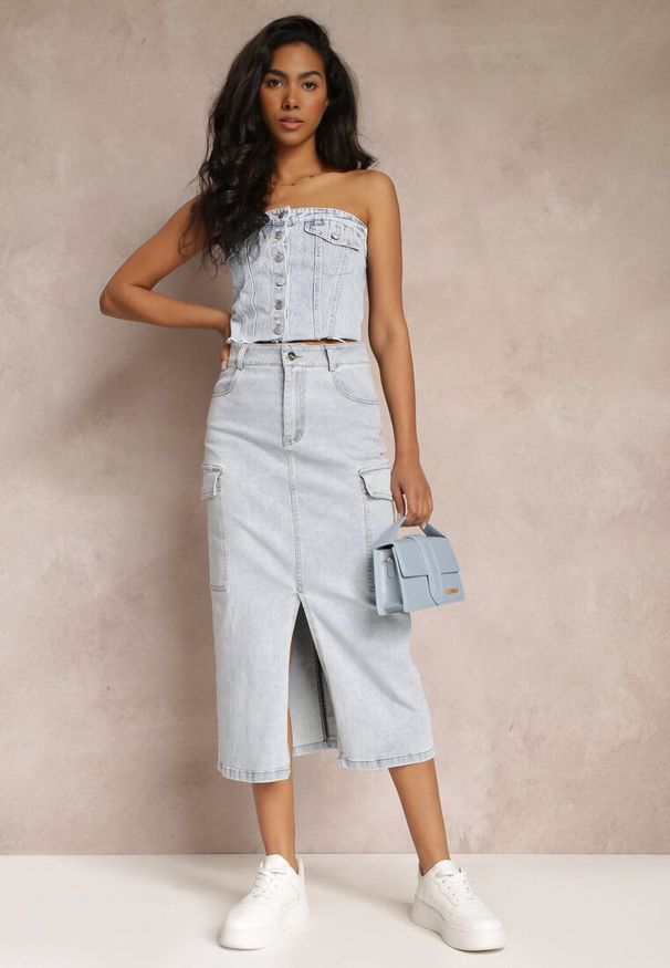 Renee - Jasnoniebieska Jeansowa Spódnica Midi o Fasonie Cargo z Rozcięciem Codie. Okazja: na co dzień. Stan: podwyższony. Kolor: niebieski. Materiał: jeans. Styl: casual, elegancki