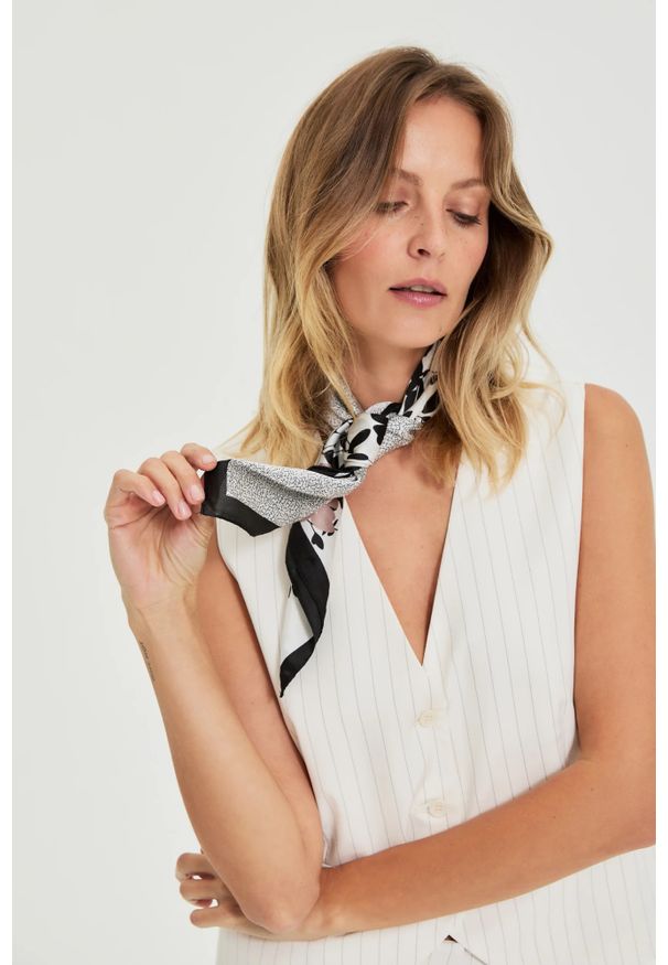 MOODO - Apaszka w kwiaty czarna. Kolor: czarny. Materiał: poliester. Wzór: kwiaty
