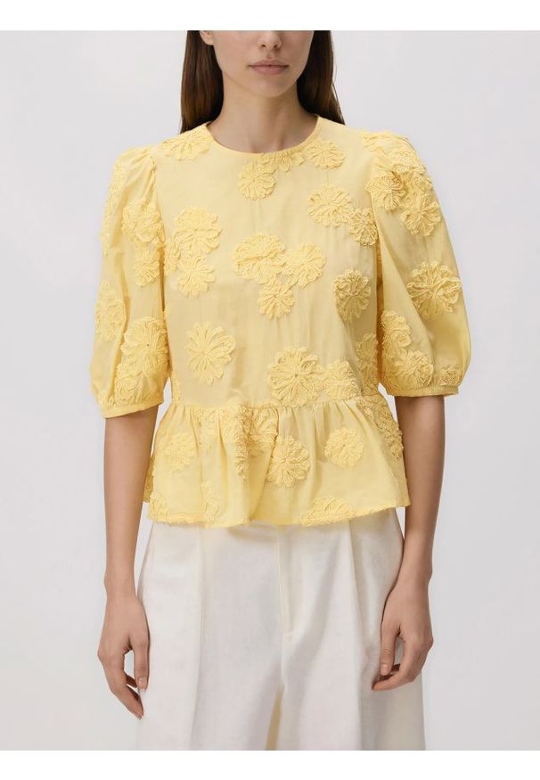 Reserved - Bluzka z ozdobnym haftem - żółty. Kolor: żółty. Materiał: bawełna, tkanina. Wzór: haft