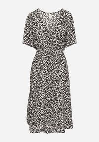 Born2be - Czarna Bawełniana Sukienka o Rozkloszowanym Kroju w Kwiatowy Wzór Aramine. Okazja: na co dzień. Typ kołnierza: dekolt w kształcie V. Kolor: czarny. Wzór: kwiaty. Typ sukienki: proste. Materiał: bawełna. Długość rękawa: krótki rękaw. Sezon: wiosna, lato. Styl: elegancki, casual, klasyczny #5