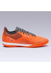 IMVISO - Buty do piłki nożnej halowej Kipsta Eskudo 500 Barrio Holandia. Kolor: czerwony, pomarańczowy, wielokolorowy. Materiał: kauczuk, materiał. Wzór: gładki