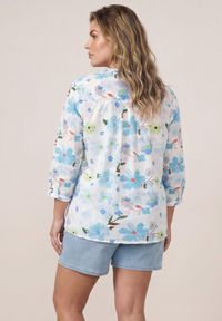 Born2be - Niebieska Koszula Wiskozowa w Kwiaty Syro. Okazja: na co dzień. Typ kołnierza: dekolt w kształcie V. Kolekcja: plus size. Kolor: niebieski. Materiał: wiskoza. Wzór: kwiaty. Styl: casual #8