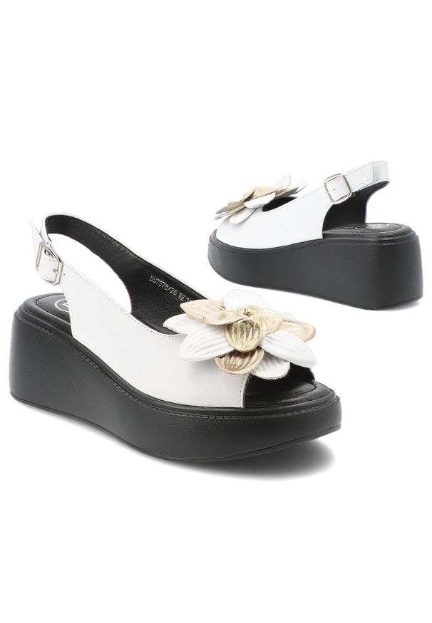 Sandały damskie Filippo, cholewka ze skóry naturalnej ozdobna aplikacja kwiatowa grubsza platformowa podeszwa, białe, DS7578/26. Okazja: na co dzień. Zapięcie: pasek. Kolor: biały. Materiał: skóra. Wzór: aplikacja, kwiaty. Sezon: lato. Obcas: na koturnie. Styl: elegancki, klasyczny, casual