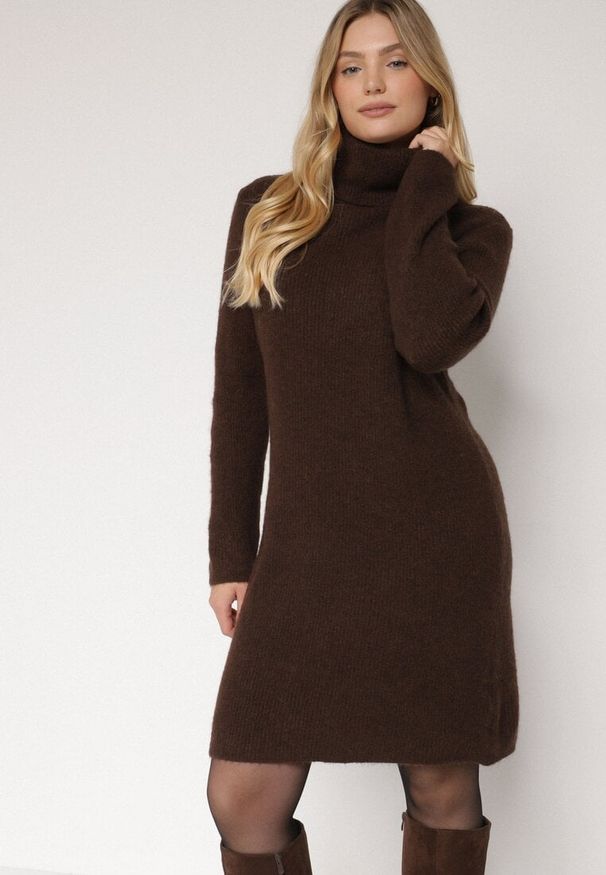 Born2be - Brązowa Sukienka Sweterkowa z Golfem z Wiskozą i Wełną Fedamira. Okazja: na co dzień. Typ kołnierza: golf. Kolor: brązowy. Materiał: wełna, wiskoza. Typ sukienki: proste. Styl: casual, klasyczny. Długość: maxi