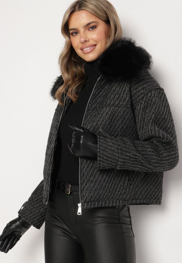 Born2be - Czarna Elegancka Kurtka z Futrzanym Kołnierzem i Metaliczną Nicią Vertieska. Okazja: na co dzień. Kolor: czarny. Materiał: futro. Styl: elegancki