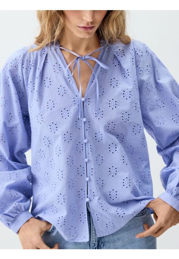 Reserved - Koszula z ażurowym wzorem - jasnoniebieski. Kolor: niebieski. Materiał: bawełna, tkanina. Wzór: ażurowy