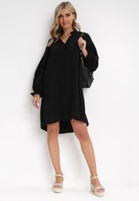 Born2be - Czarna Bawełniana Sukienka Mini z Ozdobnym Wiązaniem i Przeszyciami na Rękawach Anla. Kolor: czarny. Materiał: bawełna. Długość rękawa: długi rękaw. Typ sukienki: trapezowe. Długość: mini #4