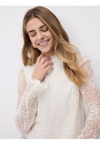 Reserved - Bluzka z haftem - złamana biel. Materiał: tkanina. Wzór: haft