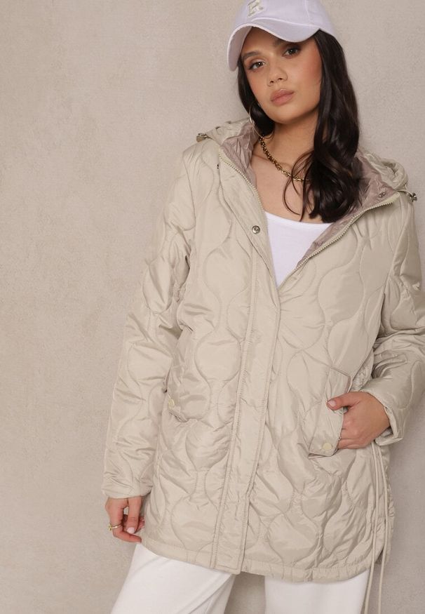 Renee - Beżowa Pikowana Kurtka z Odpinanym Kapturem Ozdobiona Sznurkami Froledia. Okazja: na co dzień. Kolor: beżowy. Materiał: jeans. Wzór: aplikacja. Styl: elegancki, casual