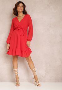 Renee - Czerwona Sukienka Iphina. Kolor: czerwony. Materiał: materiał. Długość rękawa: długi rękaw. Wzór: aplikacja. Typ sukienki: kopertowe. Styl: elegancki, wizytowy. Długość: mini #2