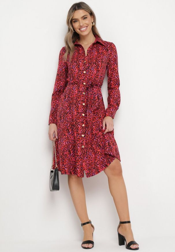 Born2be - Czerwona Sukienka Koszulowa Wiązana w Pasie Macedonia. Kolor: czerwony. Materiał: materiał. Długość rękawa: długi rękaw. Wzór: nadruk. Typ sukienki: koszulowe. Styl: elegancki. Długość: midi