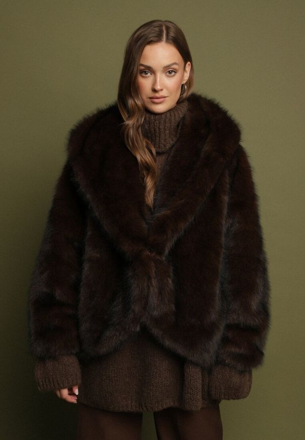 Born2be - Brązowa Kurtka Futerko o Kroju Oversize z Kapturem Nalienta. Okazja: na co dzień. Typ kołnierza: kaptur. Kolor: brązowy. Materiał: futro. Styl: elegancki, casual