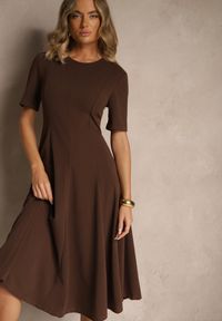 Renee - Brązowa Sukienka Rozkloszowana o Taliowanym Fasonie Telaswena. Kolor: brązowy. Materiał: tkanina