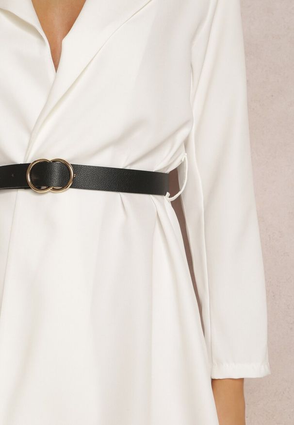 Renee - Biała Sukienka Mylocles. Typ kołnierza: kolnierz wykładany. Kolor: biały. Materiał: koronka, tkanina. Wzór: koronka. Typ sukienki: kopertowe. Długość: mini