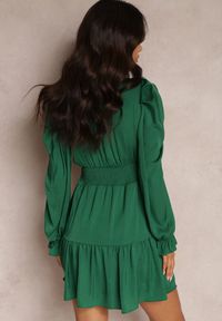 Renee - Zielona Sukienka Taliowana z Falbanami Casserona. Kolor: zielony. Materiał: tkanina. Wzór: jednolity, gładki #5