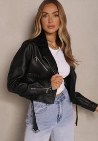 Renee - Czarna Kurtka Ramoneska o Krótkim Kroju Wykończona Paskiem z Regulacją Movania. Okazja: na co dzień. Kolor: czarny. Długość: krótkie. Styl: klasyczny, casual, elegancki