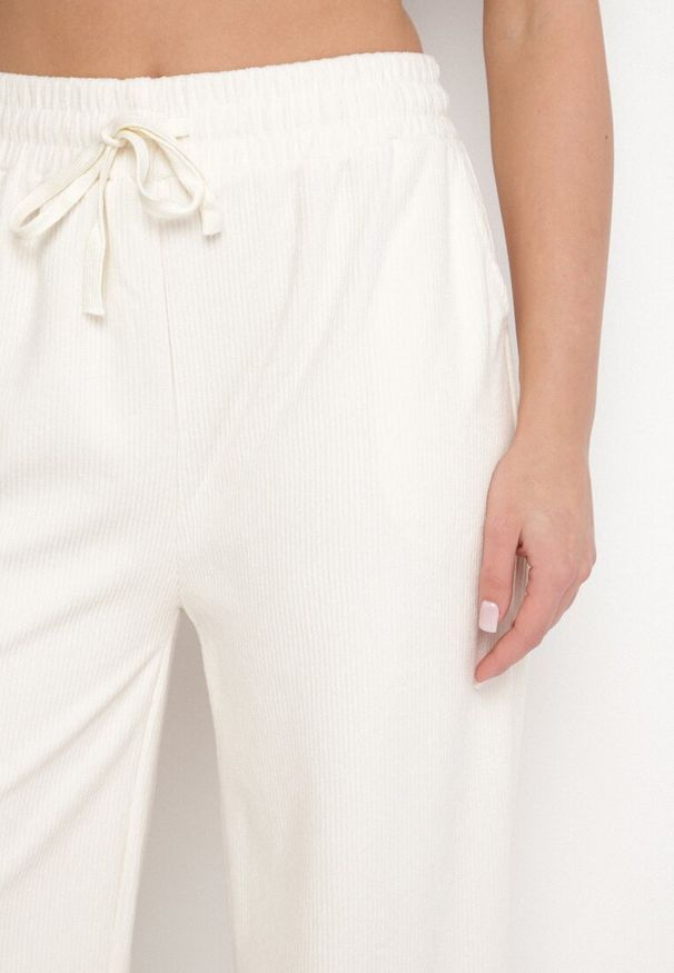Born2be - Białe Szerokie Spodnie z Wysokim Stanem Wiązane Sznurkiem Cosetta. Okazja: na co dzień. Stan: podwyższony. Kolor: biały. Styl: elegancki, casual