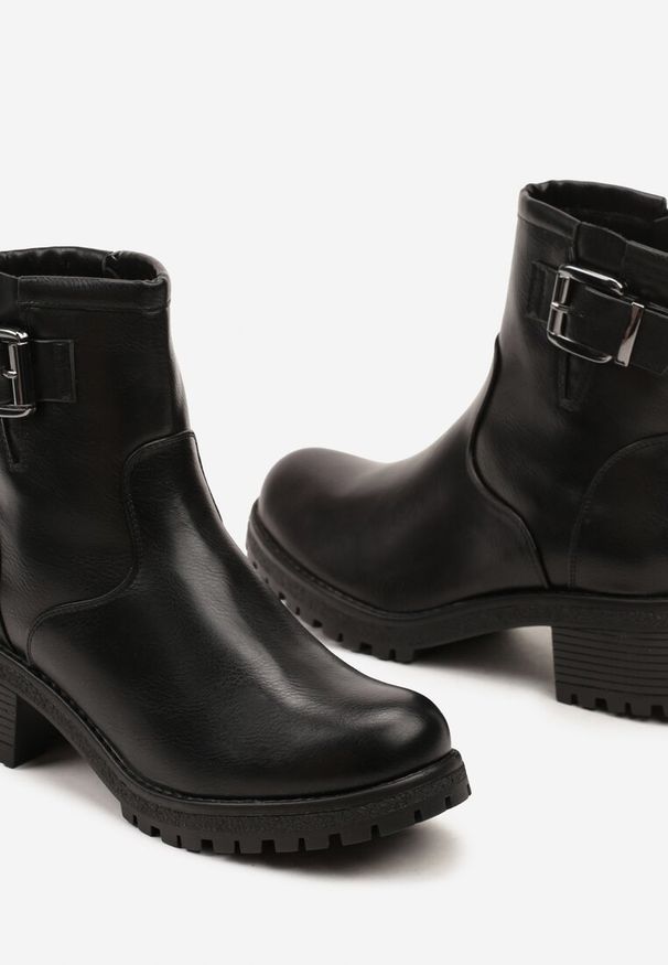 Renee - Czarne Botki na Obcasie z Metalicznym Połyskiem i Ozdobną Klamerką Besaltia. Okazja: na co dzień. Kolor: czarny. Materiał: jeans. Obcas: na obcasie. Styl: elegancki, rockowy, klasyczny, wizytowy, casual. Wysokość obcasa: średni