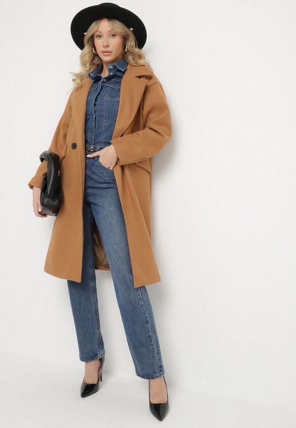 Born2be - Ciemnobeżowy Płaszcz Dwurzędowy Długi Swane. Kolor: brązowy. Długość: długie. Styl: elegancki