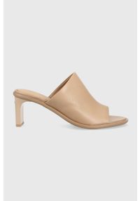 Calvin Klein klapki skórzane CURVED STILETTO MULE damskie kolor beżowy na słupku HW0HW01628. Kolor: beżowy. Materiał: skóra. Obcas: na słupku. Wysokość obcasa: średni #1