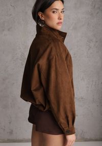 Renee - Brązowa Kurtka Bomber Jacket Ozdobiona Guzikami Quilimi. Okazja: na co dzień. Kolor: brązowy. Wzór: aplikacja. Styl: casual, elegancki #5