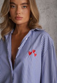 Renee - Niebieska Klasyczna Koszula z Bawełną o Prostym Kroju z Ozdobnym Haftem Hermora. Okazja: na co dzień. Typ kołnierza: kołnierzyk klasyczny. Kolor: niebieski. Materiał: bawełna. Wzór: haft. Styl: klasyczny #5
