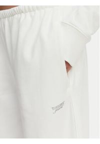 Tommy Jeans Spodnie dresowe Metallic Logo DW0DW22735 Biały Wide Leg. Kolor: biały. Materiał: bawełna #4