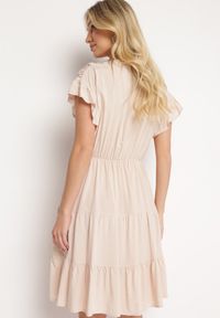 Born2be - Beżowa Sukienka z Gumką w Pasie Ozdobiona Falbanką i Wiązana Materiałowym Paskiem Tiamalou. Typ kołnierza: dekolt w łódkę. Kolor: beżowy. Materiał: materiał. Długość rękawa: krótki rękaw. Wzór: aplikacja #2