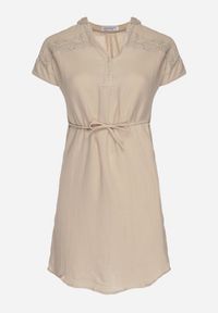 Born2be - Beżowa Pudełkowa Sukienka Bawełniana ze Sznurkiem w Pasie Quimalia. Kolor: beżowy. Materiał: bawełna. Długość rękawa: krótki rękaw. Wzór: aplikacja. Sezon: wiosna, lato. Typ sukienki: proste #6