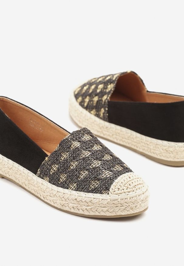 Renee - Czarne Espadryle Ozdobione Plecionką i Geometrycznym Motywem Sdivoria. Kolor: czarny. Materiał: jeans. Wzór: aplikacja, geometria. Sezon: lato, wiosna. Obcas: na obcasie. Styl: klasyczny, elegancki. Wysokość obcasa: niski