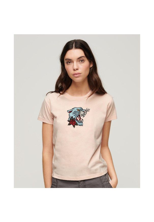 Superdry - Koszulka dopasowana z haftem tatuażu. Kolor: różowy. Materiał: bawełna. Wzór: haft