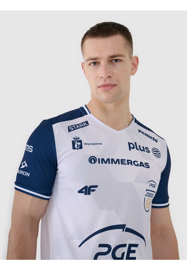4f - 4F Koszulka meczowa replika domowa z sezonu 2024/25 męska 4F x PGE Projekt Warszawa - multikolor M. Okazja: do domu. Typ kołnierza: dekolt w serek. Kolor: wielokolorowy. Materiał: dzianina, włókno, materiał, syntetyk. Wzór: gładki, ze splotem. Styl: klasyczny, sportowy