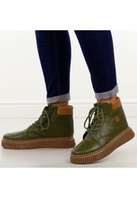 Khaki skórzane botki damskie na traperze T.Sokolski Z-7. Okazja: na co dzień. Nosek buta: okrągły. Zapięcie: sznurówki. Kolor: brązowy. Szerokość cholewki: normalna. Materiał: skóra. Sezon: zima, jesień. Obcas: na platformie. Styl: klasyczny, casual, elegancki