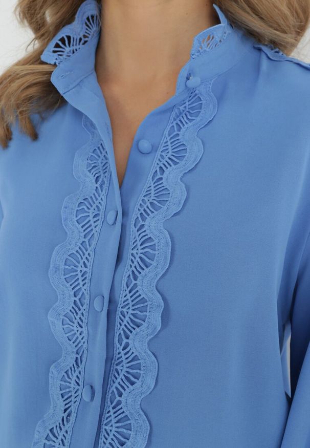 Born2be - Niebieska Koszula ze Stójką i Koronkowymi Zdobieniami Kalla. Typ kołnierza: kołnierzyk stójkowy. Kolor: niebieski. Materiał: koronka. Wzór: aplikacja. Styl: vintage