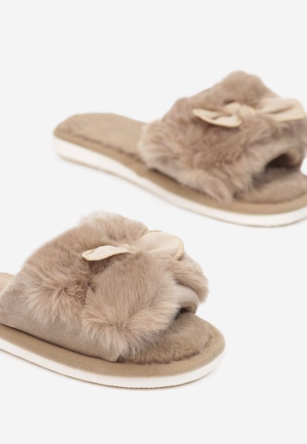 Renee - Beżowe Kapcie Tryphadia. Nosek buta: otwarty. Zapięcie: pasek. Kolor: beżowy. Materiał: futro. Wzór: aplikacja