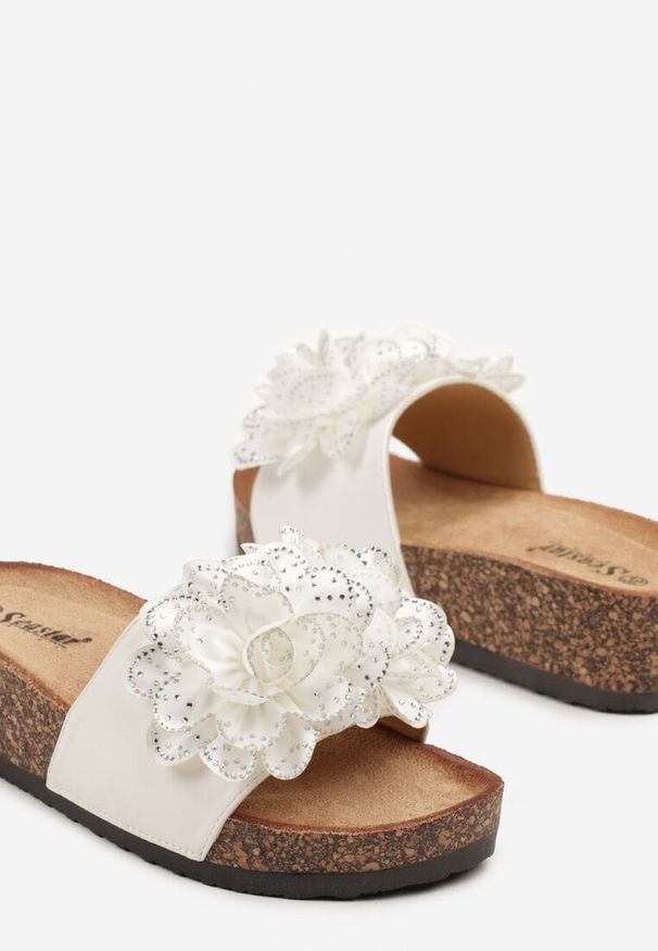 Born2be - Białe Klapki na Grubej Korkowej Podeszwie z Cyrkoniami i Kwiatami 3D Adisena. Okazja: na co dzień. Kolor: biały. Materiał: jeans. Wzór: kwiaty. Sezon: lato. Styl: elegancki, casual