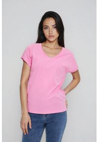 MOODO - Bawełniany t-shirt z dekoltem w serek różowy. Typ kołnierza: dekolt w serek. Kolor: różowy. Materiał: bawełna #1