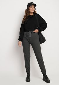 Born2be - Ciemnoszare Spodnie Dresowe z Wysokim Stanem Ozdobione Sznurkiem Delorise. Okazja: na spotkanie biznesowe, na co dzień. Stan: podwyższony. Kolor: szary. Materiał: dresówka. Długość: długie. Wzór: aplikacja. Styl: biznesowy, casual, elegancki #7