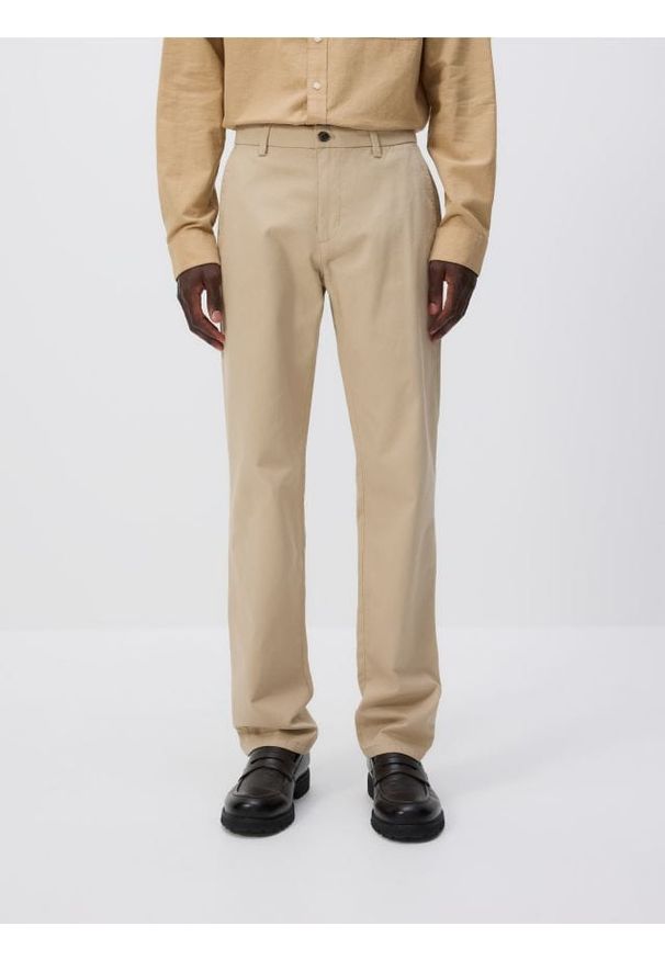 Reserved - Bawełniane spodnie chino slim - beżowy. Kolor: beżowy. Materiał: bawełna