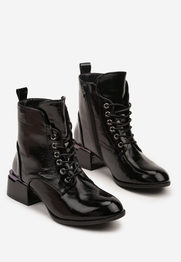 Renee - Czarne Lakierowane Botki Vices na Klocku ze Zdobieniem i Sznurowaną Cholewką Falmirea. Kolor: czarny. Materiał: lakier. Szerokość cholewki: normalna. Wzór: aplikacja. Obcas: na obcasie. Wysokość obcasa: średni