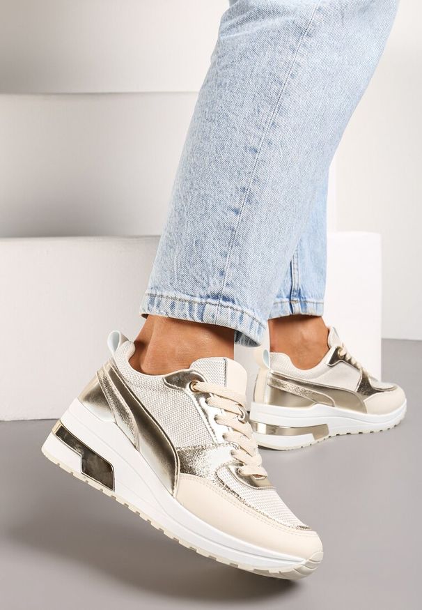 Renee - Beżowe Sneakersy na Niewysokim Koturnie z Metalicznymi Naszywkami Swerdia. Kolor: beżowy. Wzór: aplikacja. Obcas: na koturnie